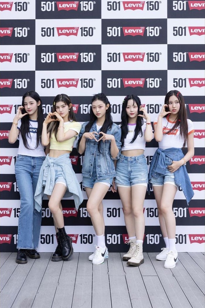 NewJeans dengan sangat baik merepresentasikan style denim kekinian yang mewakili anak muda. Mereka berlima memiliki style masing-masing yang menunjukkan karakter, namun tidak meninggalkan kesan cute dan manis. / Foto: instagram.com/newjeans_official