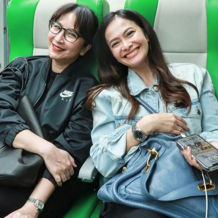 <p>Terbaru, para Bunda ini membagikan momen bertemu melepas kangen pada anak-anaknya, nih. "Kunjungan kilat ke Bandung buat kangen-kangenan sama Jema & Kika," dikutip dari akun @novitaangie. (Foto: Instagram @novitaangie)    </p>