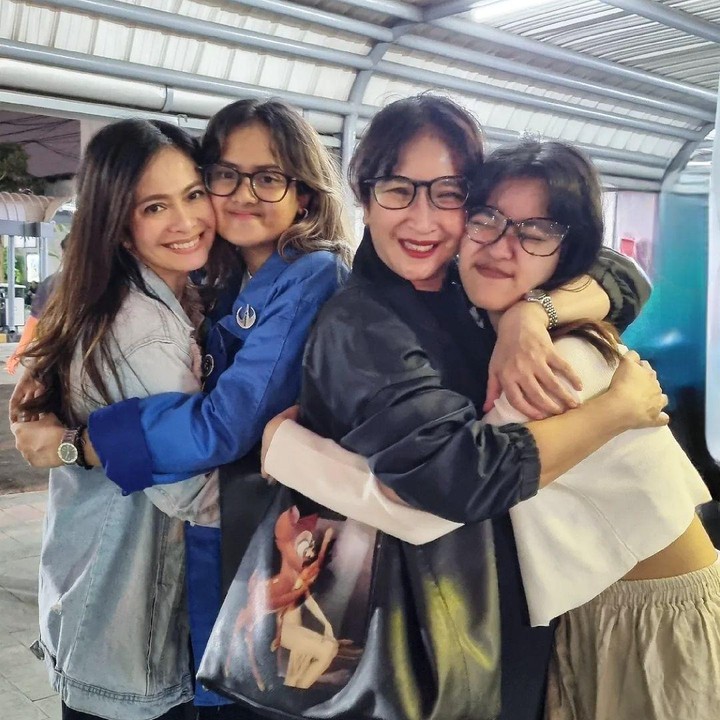 <p>Sebagai orang tua, Novita Angie dan Ersa Mayori semakin sering menghabiskan waktu untuk bersama. Apalagi, kini keduanya juga kerap ke Bandung bersama untuk menjenguk anak-anak. (Foto: Instagram @novitaangie)    </p>