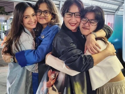 5 Potret Novita Angie dan Ersa Mayori Jenguk Anak Gadisnya yang Kuliah di Bandung