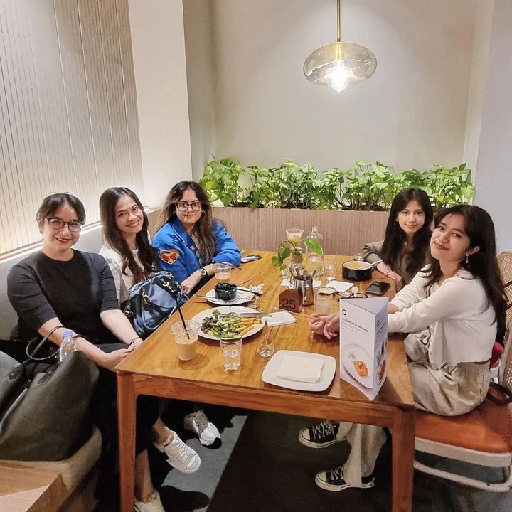 <p>Persahabatan Bunda dan anak-anak mereka terlihat manis, ya? Kita doakan, semoga kuliah Kiku dan Jema di Bandung berjalan dengan lancar. (Foto: Instagram @novitaangie)</p>
