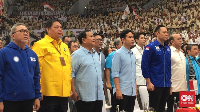 Ketum Parpol KIM menyerahkan piagam dukungan kepada Prabowo dan Gibran di Indonesia Arena, GBK, Jakarta, Rabu (25/10).