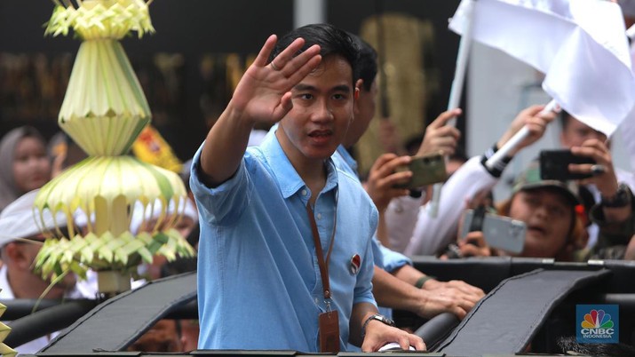 Pasangan calon Prabowo Subianto dan Gibran Rakabuming Raka saat mengikuti kirab budaya arak arakan di kawasan taman Suropati menuju KPU, Jakarta, Rabu (25/10/2023). (CNBC Indonesia/Muhammad Sabki)