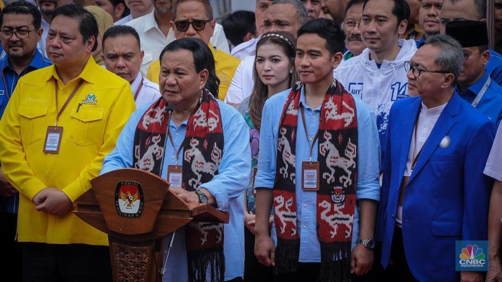 Pasangan Prabowo Subianto dan Gibran Rakabuming Raka meberikan keterangan usai melakukan pendaftaran capres-cawapres di gedung KPU RI, Jakarta, Rabu (25/10/2023). (CNBC Indonesia/Faisal Rahman)