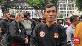 Massa Pendekar Silat Berseragam Hitam Nanti Prabowo-Gibran di KPU