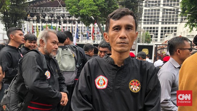 Massa pendekar pencak silat berseragam Perguruan Pencak Silat Satria Muda Indonesia meramaikan pendaftaran Prabowo-Gibran ke Kantor KPU hari ini.