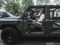 Prabowo Cerita Pilih Maung Buatan Lokal Meski Lebih Mahal dari Jip Asing