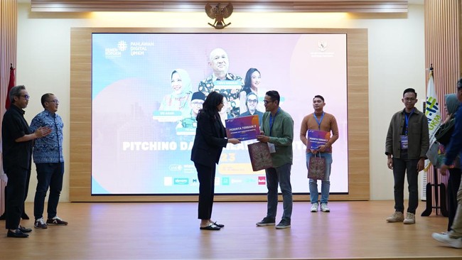 Kemenkop UKM dan Staf Khusus Presiden Putri Tanjung menetapkan 3 peserta terbaik dari region Jakarta sebagai Pahlawan Digital UMKM 2023.