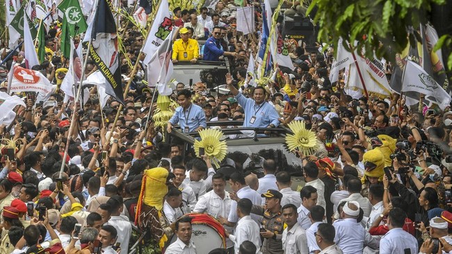 Polisi menangkap pelaku pencopetan yang beraksi di sekitar KPU saat proses pendaftaran Prabowo-Gibran, Rabu (25/10).