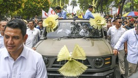 FOTO: Mobil Maung Antar Prabowo-Gibran Daftar ke KPU