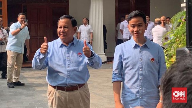 Gibran kompak mengenakan pakaian biru dengan Prabowo Subianto jelang pendaftaran capres dan cawapres di KPU hari ini.