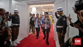 Prabowo-Gibran Kompak Berkemeja Biru Langit Saat Undian Nomor Urut