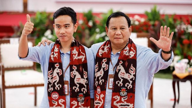 KPU mengalungi setiap pasangan calon presiden dan wakil presiden yang datang dengan kain tenun khas Nusa Tenggara Timur (NTT). Apa makna kain tersebut?