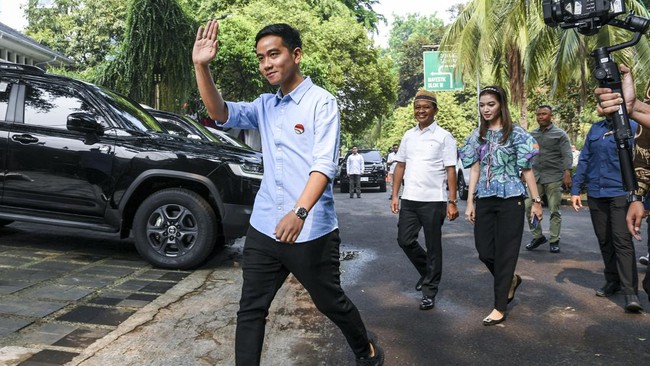 Wakil Presiden terpilih Gibran Rakabuming Raka mendatangi kediaman Prabowo Subianto di Jalan Kertanegara IV, Jakarta Selatan pada Selasa (23/4).