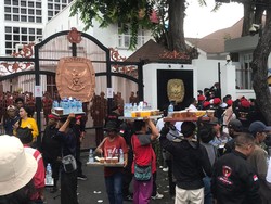Ragam Cerita Pedagang Cari Cuan Saat Pendaftaran Capres-Cawapres di KPU