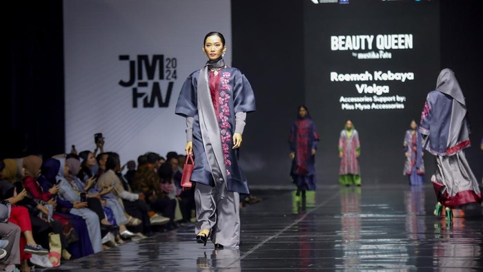 Koleksi Serba Fleksibel Roemah Kebaya Vielga di Jakarta Muslim Fashion Week 2024, Busana Muslim Sekaligus Kebaya