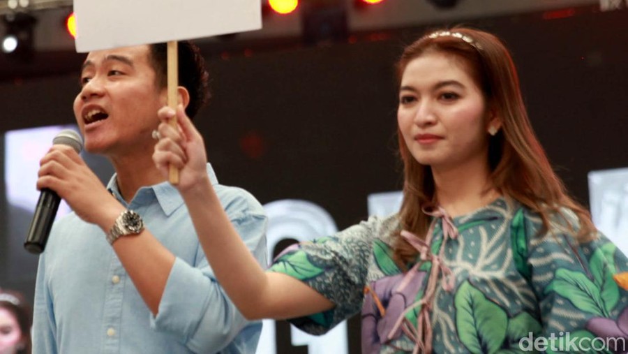 Momen Selvi Ananda dampingi Gibran saat pemaparan Cawapres di Indonesia Arena