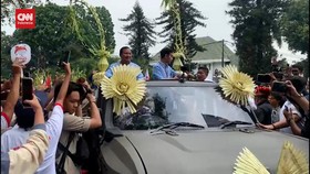 VIDEO: Prabowo-Gibran Pakai Mobil Taktis Maung Daftar ke KPU