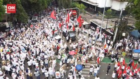 VIDEO: Momen Ribuan Pendukung Antar Prabowo-Gibran ke KPU dari Udara