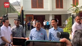 VIDEO: Momen Prabowo-Gibran Tampil Perdana, Kompak Berkemeja Biru
