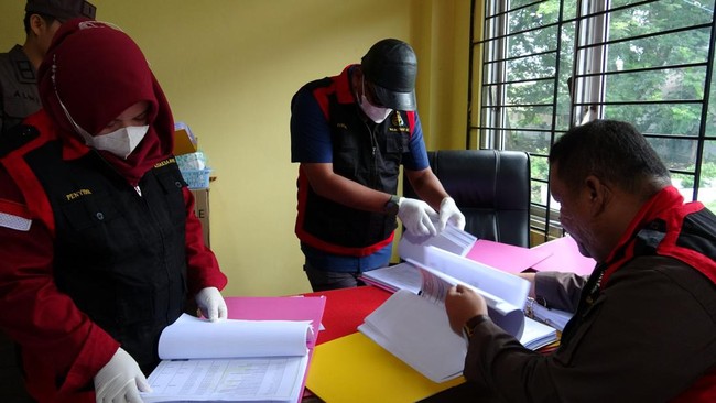 Setelah lakukan penggeledahan, Kejari Banda Aceh tetapkan dua pejabat MAA sebagai tersangka dugaan korupsi pengadaan buku dan Meubelair 2022/2023.