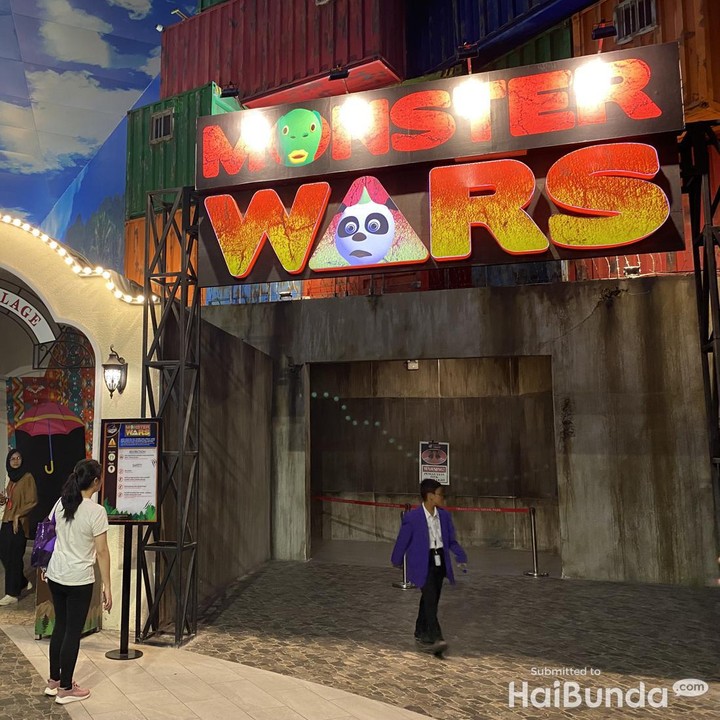 <p>Tak hanya "Monster Wars", Bunda dan keluarga juga bisa menikmati penampilan "Flashmob Monster Dance" yang akan diadakan pada 28-31 Oktober 2023. Dalam <em>show</em> ini, Bunda dan keluarga bakal bertemu dengan icon-icon unik, para pangeran, putri cantik, serta penari dan pemusik yang mengajak berpetualangan di Desa San Lorenzo. (Foto: HaiBunda/Firli)</p>
