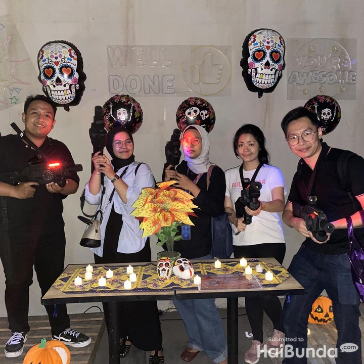 <p>Wahana “Monster Wars” cocok untuk Bunda dan keluarga yang menyukai tantangan. Kita harus menyelesaikan misi dan memecahkan teka-teki untuk menemukan ramuan demi menyelamatkan warga Desa San Lorenzo yang terkena wabah virus. Spesial perayaan Halloween, wahana Monster Wars dihias menjadi sebuah rumah sakit bernama San Juan. (Foto: HaiBunda/Firli)</p>