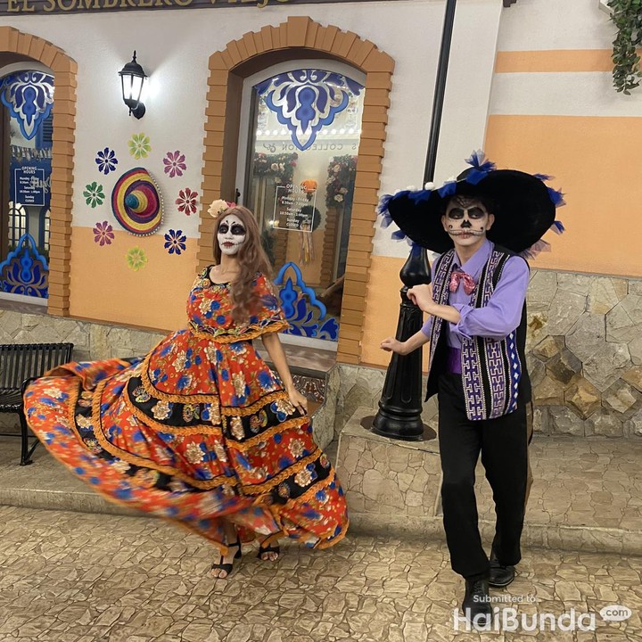 <p>Setelah berhasil menyelesaikan misi di Monster Wars, Bunda dan keluarga dapat menikmati keseruan Halloween lainnya di Tilting Village. Di sini seru banget dan dekorasinya bagus, Bun! (Foto: HaiBunda/Firli)</p>