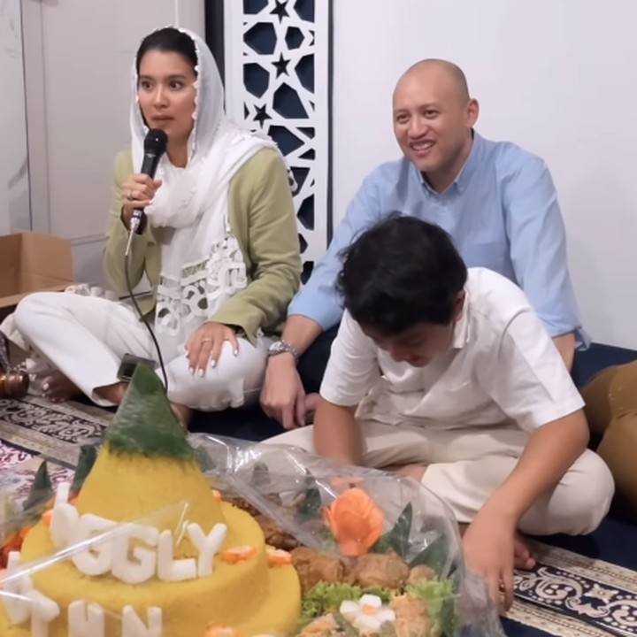 <p>Hal ini lantas menuai banyak pujian dari netizen, Bunda. Tak sedikit yang mendoakan agar Maggaly tumbuh menjadi anak yang saleh dan cerdas. (Foto: Instagram: @marcella.zalianty)</p>
