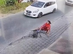 Viral Video Wanita Tulungagung Pura-pura Jatuh Terserempet Mobil
