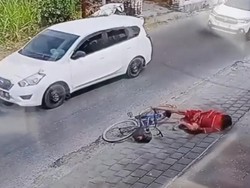 Terekam CCTV Wanita Pura-pura Jatuh Terserempet Mobil, Ternyata Minta Uang