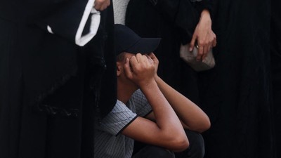 Kesaksian Buruh Gaza Disiksa Israel Pakai Tongkat Logam-Kursi Listrik Pekerja Palestina di Israel mengaku disiksa dengan tongkat hingga kursi listrik usai Hamas menyerang Israel pada 7 Oktober lalu.