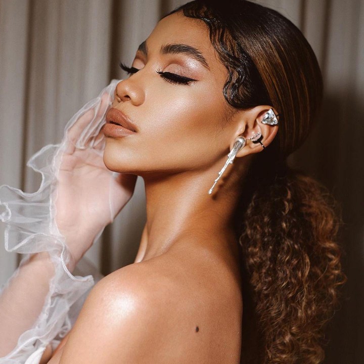 <p>Mantan artis cilik, Zsa Zsa Utari, sukses menarik perhatian publik, Bunda. Lewat penampilan di potret-potret terbaru, perempuan berusia 20 tahun ini semakin menawan. (Foto: Instagram @zsazsautari)<br /><br /><br /></p>