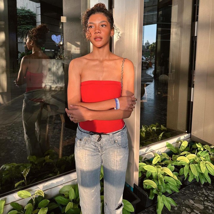 <p>Zsa Zsa debut di dunia hiburan Tanah Air sejak 2010 dalam peran di film <em>Di Bawah Langit</em>, Bunda. Selain berakting, ia juga terjun di dunia model dan menjadi penyanyi. (Foto: Instagram @zsazsautari)<br /><br /><br /></p>