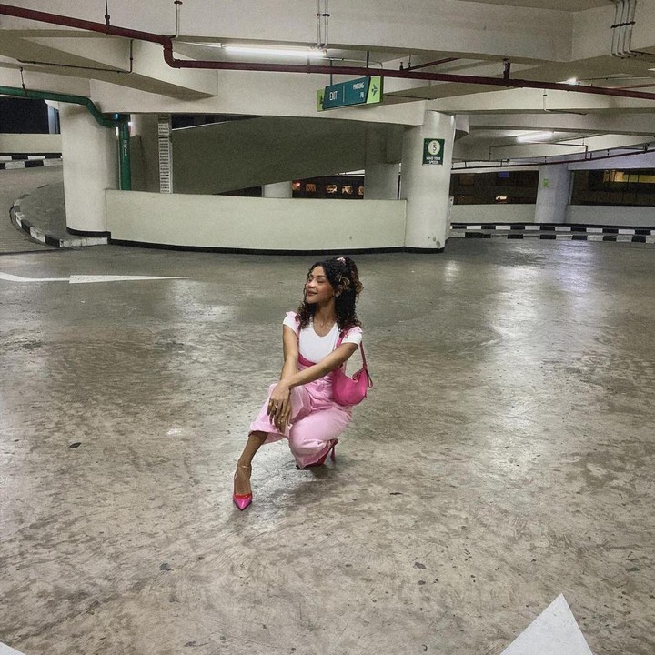 <p>Tak hanya disebut mirip bintang Hollywood, pada potret ini Zsa Zsa disebut mirip Barbie, nih. "Slide 1 berbie bgt oy," ungkap @novit****.(Foto: Instagram @zsazsautari) <br /><br /><br /></p>