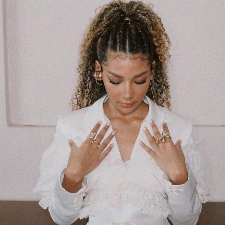 <p>Selain itu, ada juga netizen yang menyebut ia mirip penyanyi Beyonce, hingga aktris Zendaya. "Slide ke 4 mirip Naomi," tutur @12bi****, "Zendaya," kata @its_****, lalu "You look like @beyonce," puji @lion****.(Foto: Instagram @zsazsautari)<br /><br /><br /></p>