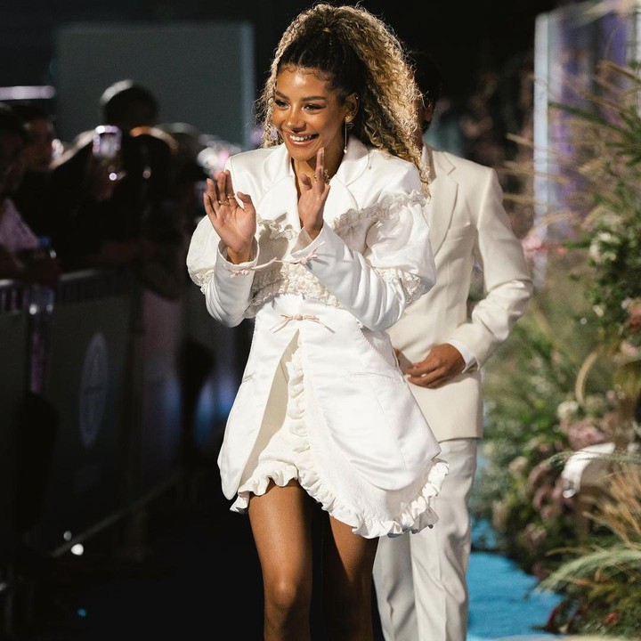 <p>Netizen pun tak menyangka dengan sosok Zsa Zsa sekarang. Hal ini karena ia terlihat bak artis Hollywood, Bunda. <em>"Maasyaallah,,,</em> serius ini zsa ??? Kokk cakep banget sihh, vibesnya kek artis Hollywood...," kata akun @windy*****.(Foto: Instagram @zsazsautari)<br /><br /><br /></p>