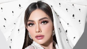 img-title Celine Evangelista Pamer Pakai Hijab & Gamis Syari, Pindah Agama?
