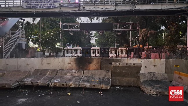 Massa aksi menolak politik dinasti di kawasan Patung Kuda, Jakarta Pusat, Kamis (26/10) telah membubarkan diri. Massa sempat membakar ban dalam aksinya.