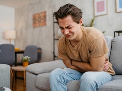 Ini 10 Penyebab Sakit Perut Sebelah Kanan Serta Cara Mengatasinya