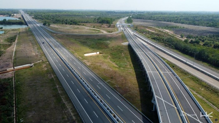 Presiden Joko Widodo (Jokowi) meresmikan jalan tol Indralaya-Prabumulih, Kamis (26/10/2023). Jalan tol sepanjang 64,5 kilometer itu dibangun sejak tahun 2019, artinya butuh sekitar 4 tahun untuk menyelesaikan tol tersebut.