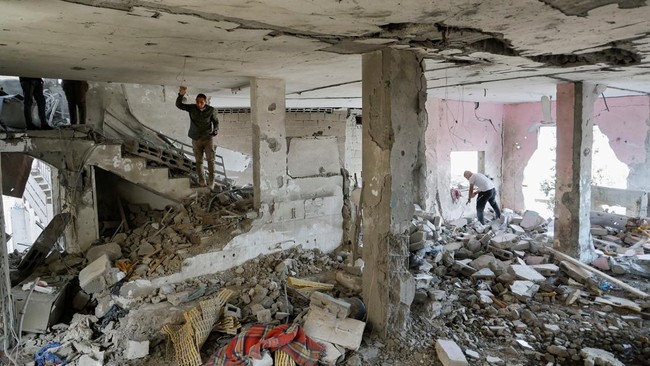 Israel tidak hanya menyerang Jalur Gaza, tapi sudah meluas ke Tepi Barat dengan menyerang rumah sakit hingga masjid.