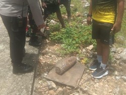 Operator Alat Berat Temukan Mortir Diduga Peninggalan Perang Dunia II