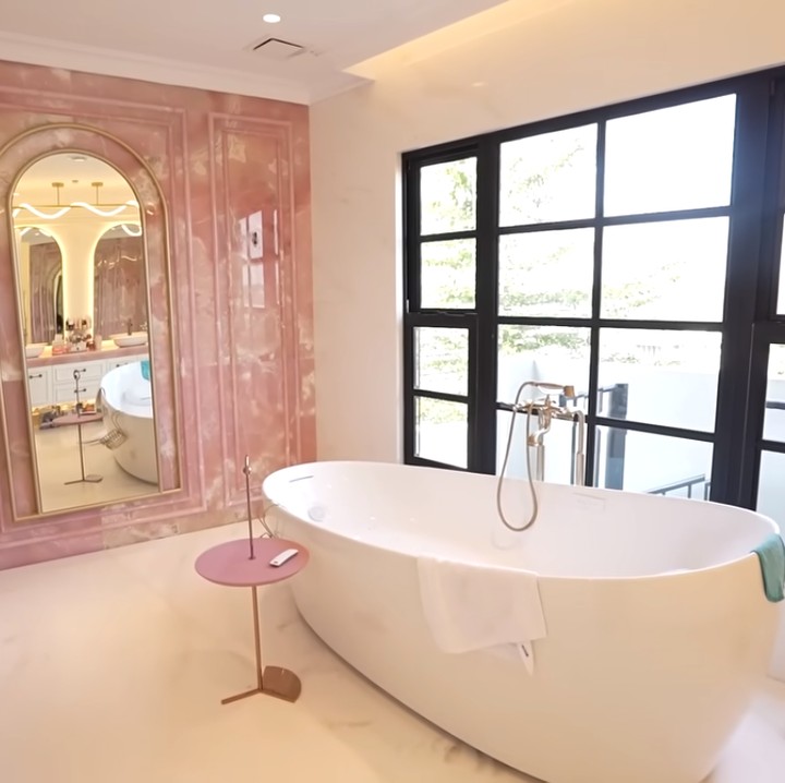 <p>Nah, berikut ini kamar mandi keluarga Raffi Ahmad dan Nagita Slavina, Bunda. Kamar mandi ini didesain mewah dengan warna putih dan pink dan dilengkapi dengan bathub ukuran lumayan besar di dekat jendela. (Foto: YouTube TAULANY TV)</p>