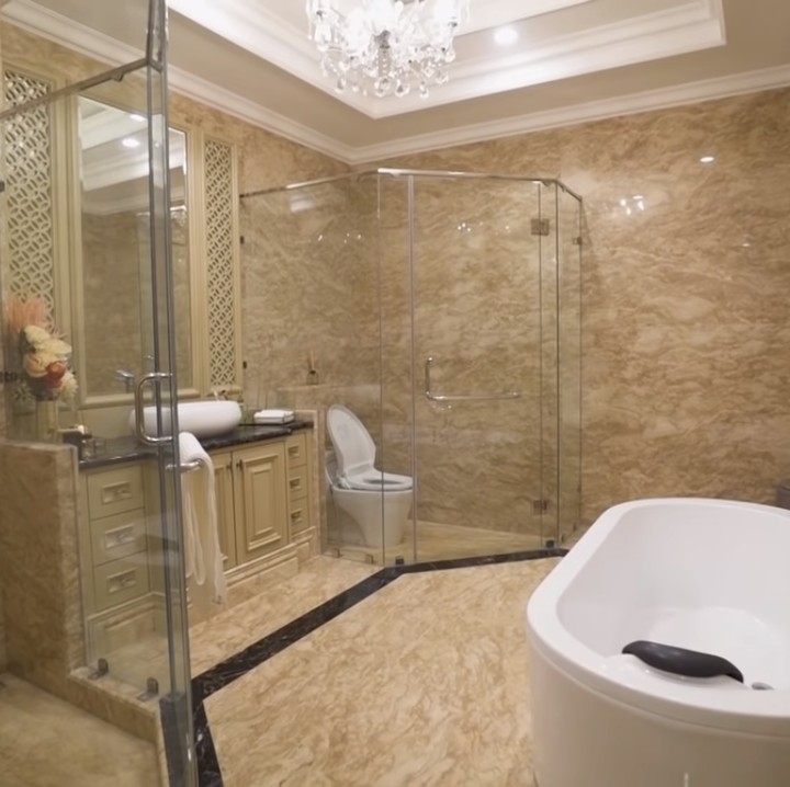 <p>Terakhir yakni kamar mandi milik Prilly Latuconsina, Bunda. Diakuinya, ruangan ini bak hotel mewah karena bertema krem, dilengkapi bathtub, wastafel dengan ukiran, serta lampu kristal yang menggantung. (Foto: YouTube Prilly Latuconsina)</p>