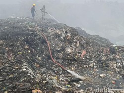 Kebakaran TPA Jalupang Karawang, Api Belum Bisa Dipadamkan