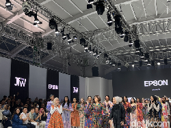 3 Brand Lokal Hadirkan Busana Tabrak Motif nan Stylish di JFW 2024