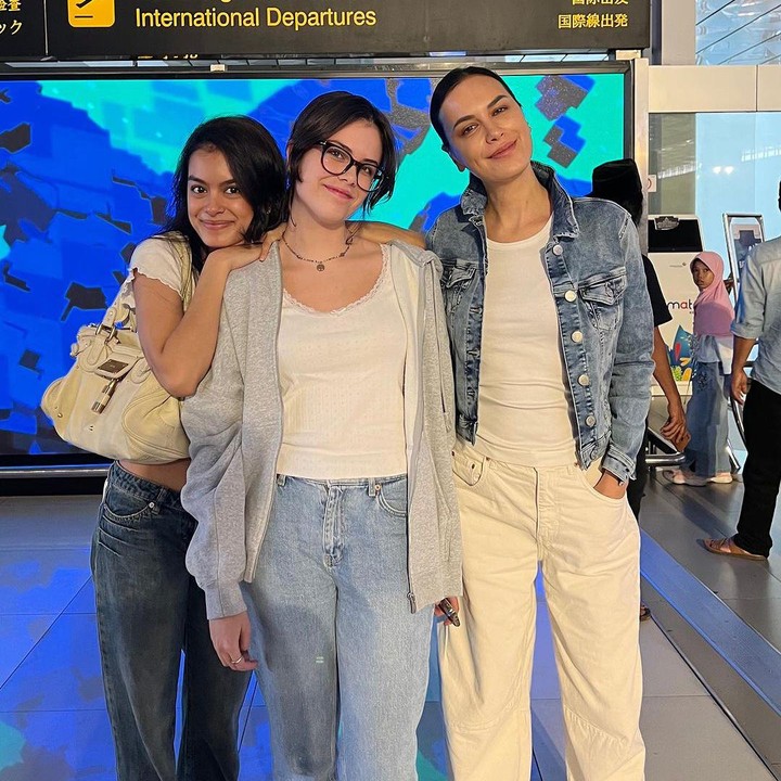 <p>Kakak Manuella, Eva Celia, juga terlihat datang ke bandara untuk melepas kepergian adiknya ini, Bunda. Sophia Latjuba membagikan momen tersebut di media sosial. (Foto: Instagram @sophia_latjuba88)</p>