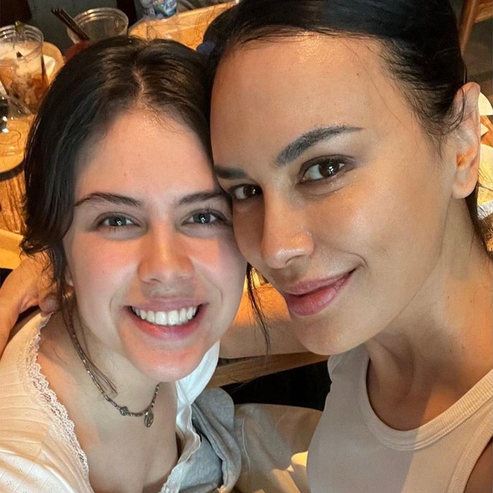 <p>Putri bungsu Sophia Latjuba, Manuella Aziza, memutuskan untuk melanjutkan kuliah ke kampung halaman sang Bunda di Jerman. Belum lama ini, Sophia terlihat melepas kepergian putrinya itu. (Foto: Instagram @sophia_latjuba88)</p>