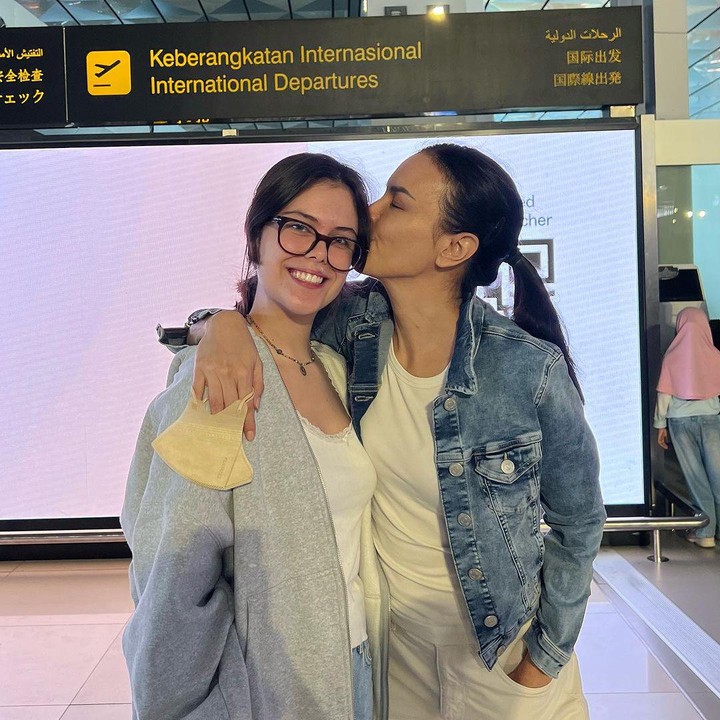 <p>Sophia Latjuba mengaku bangga dengan pencapaian yang diraih putri bungsunya ini. Hal tersebut diungkapkan Sophia Latjuba dalam unggahan saat mengantar sang putri ke bandara. "<em>To my baby girl</em> Manuella… <em>Mom’s so proud of you</em>!" tulisnya. (Foto: Instagram @sophia_latjuba88)</p>